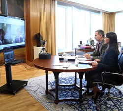 Sus Majestades los Reyes durante la conversación que mantuvieron con responsables del sector hotelero en España
